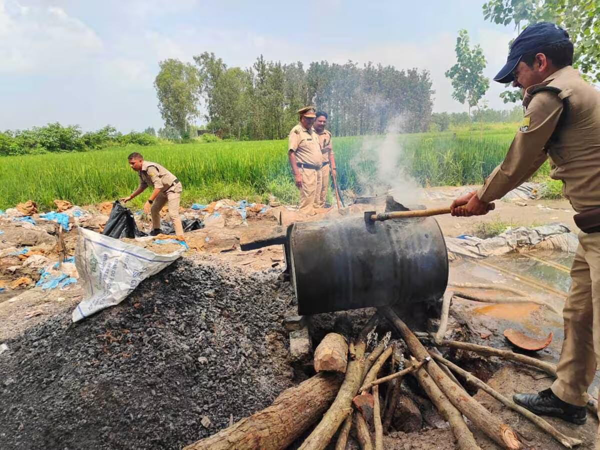 जंगल में बन रही कच्ची शराब पर आबकारी विभाग की कार्रवाई